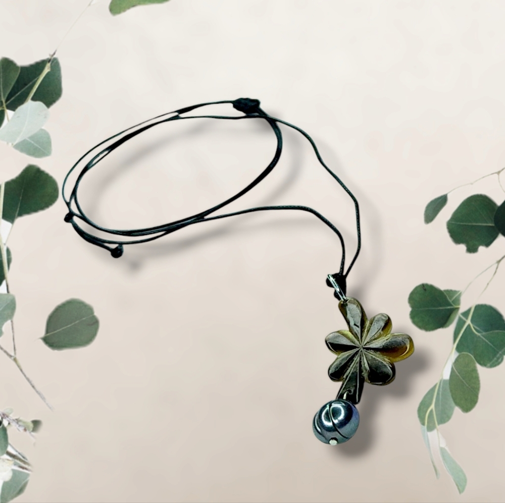 Mother of Pearl Flower Necklace - 10mm Genuine Freshwater Pearl-Handmade (Fiji) - Picture 3 of 6